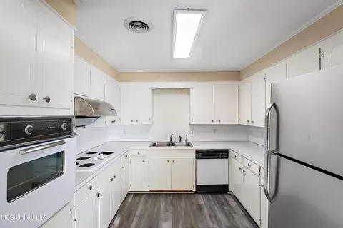 Kitchen - 215 Traceland Dr, Madison, MS 39110 photo 1 of 1