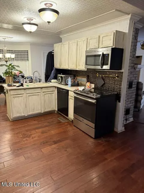 Kitchen - 1907 Oak Ln, Corinth, MS 38834 photo 1 of 2