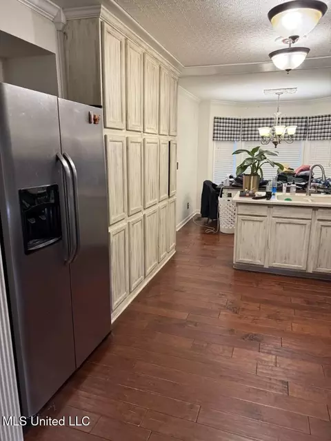 Kitchen - 1907 Oak Ln, Corinth, MS 38834 photo 2 of 2