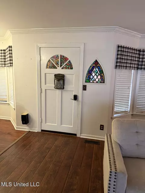 Entry Way - 1907 Oak Ln, Corinth, MS 38834 photo 1 of 2
