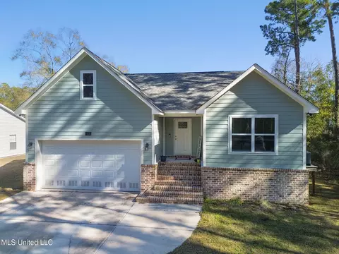 1132 Ash St, Ocean Springs, MS 39564