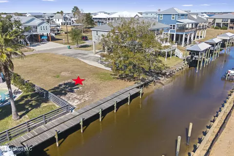 81 Fiber St, Bay Saint Louis, MS 39520