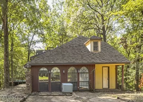 215 Girl Scout Rd, Grenada, MS 38901