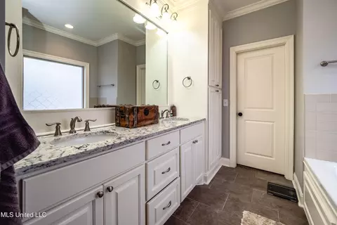 Bath - 720 Adair St, Brandon, MS 39047 photo 3 of 4