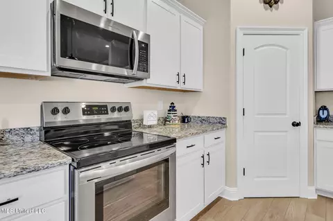 Kitchen - 15538 Soaring Loop, Gulfport, MS 39503 photo 3 of 4
