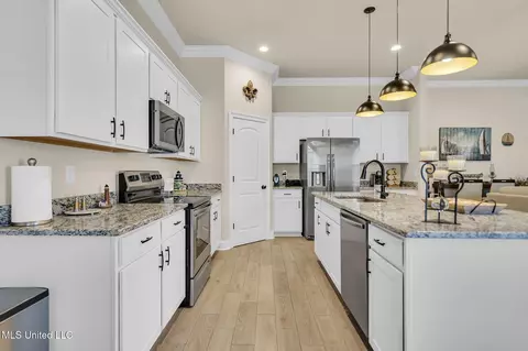 Kitchen - 15538 Soaring Loop, Gulfport, MS 39503 photo 2 of 4