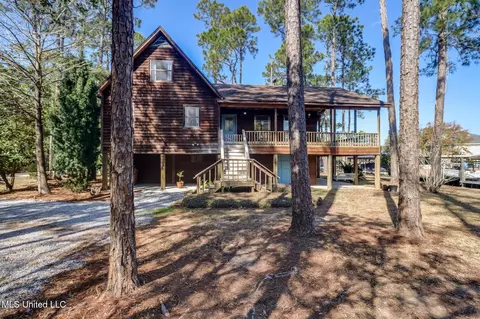 112 Dogwood Ln, Pass Christian, MS 39571