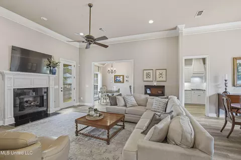 Living - 229 Turtle Ln, Brandon, MS 39047 photo 3 of 4