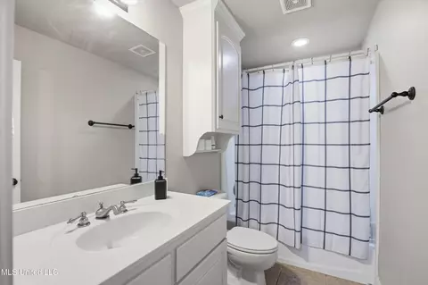 Bath - 229 Turtle Ln, Brandon, MS 39047 photo 3 of 4