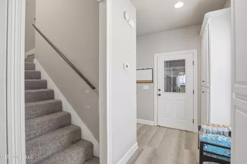 Entry Way - 229 Turtle Ln, Brandon, MS 39047 photo 6 of 9
