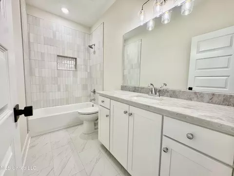 Bath - 1755 Bakersfield Way, Nesbit, MS 38651 photo 4 of 5