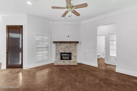 Living - 602 Belle Oak Ln, Brandon, MS 39042 photo 3 of 6