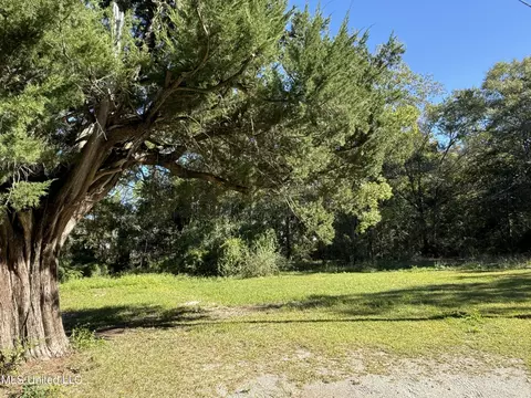 11398 Memphis Ave, Gulfport, MS 39503