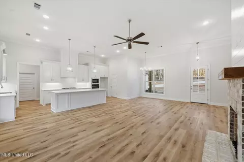 Living - 922 Mullican Rd, Florence, MS 39073 photo 4 of 5