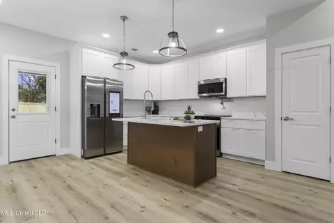 Kitchen - 2519 Duck Lake Dr, Moss Point, MS 39563 photo 1 of 4