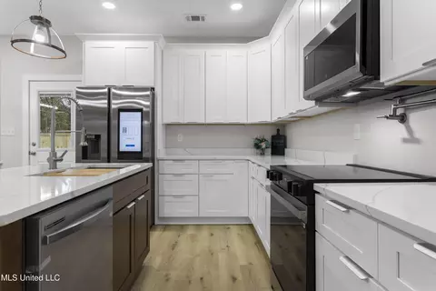 Kitchen - 2519 Duck Lake Dr, Moss Point, MS 39563 photo 4 of 4