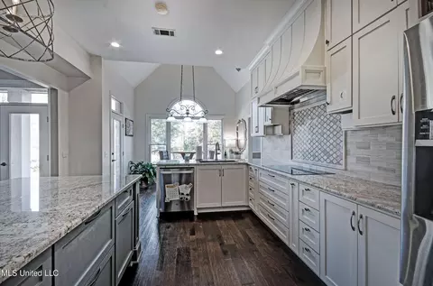 Kitchen - 340 Sherborne Pl, Flowood, MS 39232 photo 3 of 5
