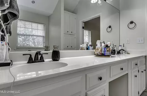Bath - 1063 Bayberry Dr, Flowood, MS 39232 photo 2 of 5