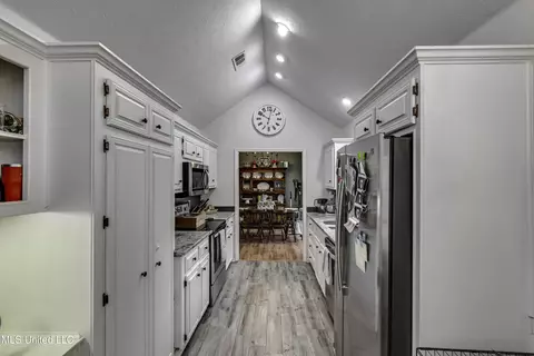 Entry Way - 1063 Bayberry Dr, Flowood, MS 39232 photo 3 of 4