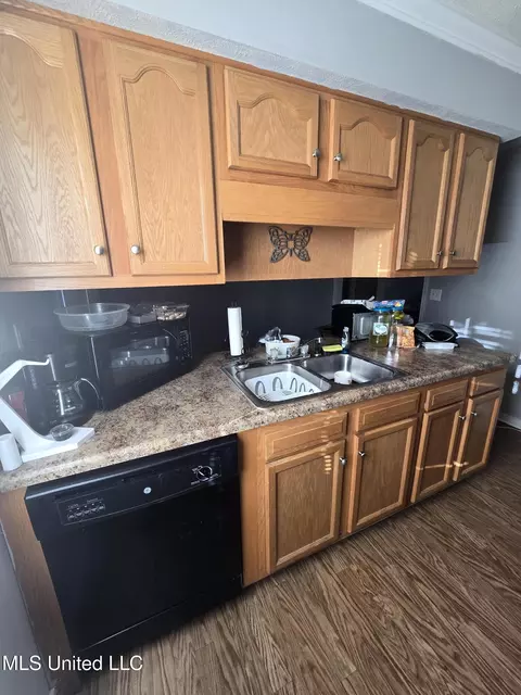Kitchen - 212 Callaway Cir, Byram, MS 39272 photo 2 of 3
