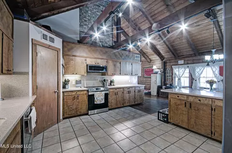 Kitchen - 407 Warwick Rd, Clinton, MS 39056 photo 2 of 4