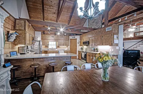 Dining - 407 Warwick Rd, Clinton, MS 39056 photo 2 of 2