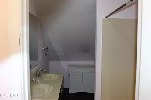 Bath - 4444 Christopher St, Moss Point, MS 39563 photo 3 of 4
