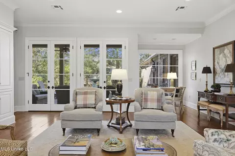 Living - 114 Meadowbrook N, Jackson, MS 39211 photo 5 of 5