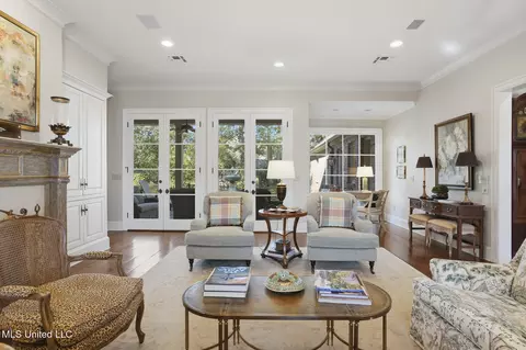Living - 114 Meadowbrook N, Jackson, MS 39211 photo 2 of 5