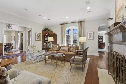 Living - 114 Meadowbrook N, Jackson, MS 39211 photo 4 of 5