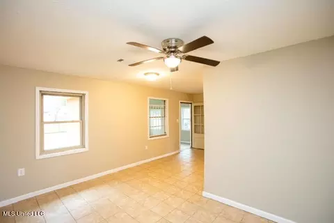 Living - 3725 Thomas Jefferson Rd, Jackson, MS 39213 photo 1 of 2