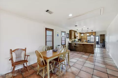 Dining - 111 Corley Cir, Brandon, MS 39042 photo 2 of 2