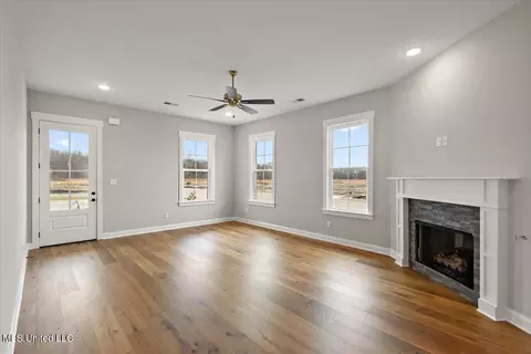 Living - 526 Bolivar Dr, Nesbit, MS 38651 photo 2 of 2