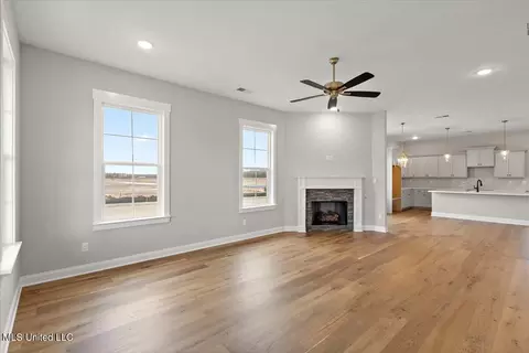 Living - 526 Bolivar Dr, Nesbit, MS 38651 photo 1 of 2