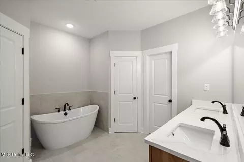 Bath - 526 Bolivar Dr, Nesbit, MS 38651 photo 1 of 3