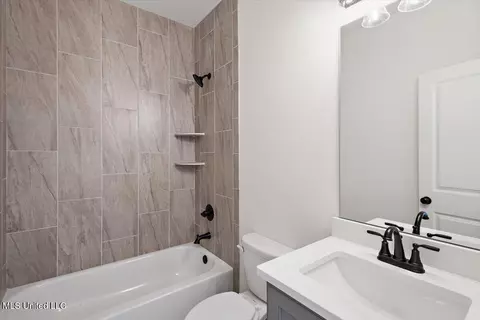 Bath - 514 Bolivar Dr, Nesbit, MS 38651 photo 3 of 3