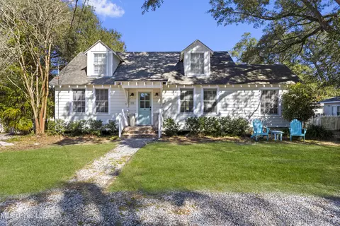111 Bay View Ct, Bay Saint Louis, MS 39520