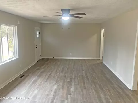 Living - 264 Shady Cir, Jackson, MS 39204 photo 2 of 2