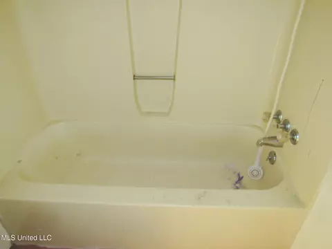 Bath - 475 Truslow Rd, Sarah, MS 38665 photo 2 of 3