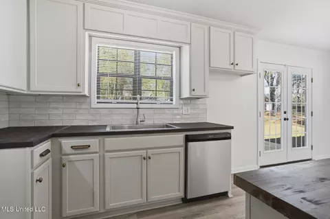 Kitchen - 1062 Westway St, Jackson, MS 39212 photo 4 of 4