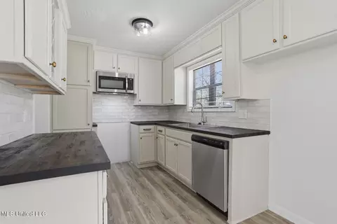 Kitchen - 1062 Westway St, Jackson, MS 39212 photo 2 of 4