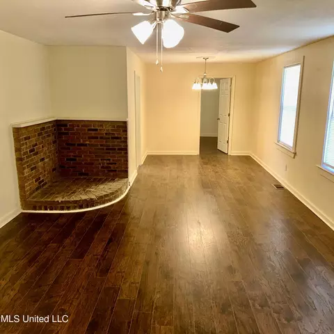 Living - 359 Cummins St, Jackson, MS 39204 photo 1 of 4