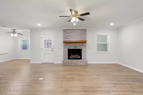 Living - 169 Shenandoah Dr, Florence, MS 39073 photo 2 of 5