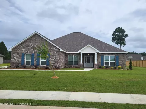 6620 Palm Pointe Dr, Ocean Springs, MS 39564