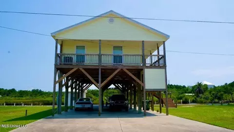 9019 Saint Teresa Dr, Bay Saint Louis, MS 39520