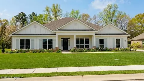 6629 Palm Pointe Dr, Ocean Springs, MS 39564