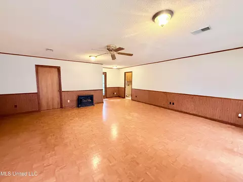 Living - 649 Old Hickory Rd, Grenada, MS 38901 photo 3 of 3