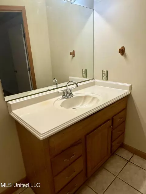 Bath - 649 Old Hickory Rd, Grenada, MS 38901 photo 2 of 3