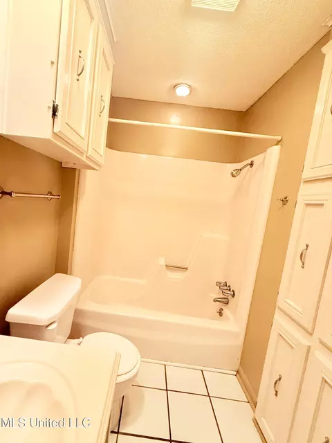 Bath - 649 Old Hickory Rd, Grenada, MS 38901 photo 1 of 3