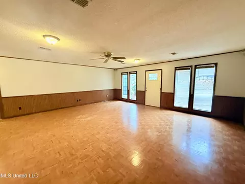 Living - 649 Old Hickory Rd, Grenada, MS 38901 photo 2 of 3